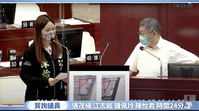 台北市长柯文哲（右）15日赴市议会答询，民进党议员陈怡君（左）询问斯文首善社宅问题。（摘自台北市政府直播）