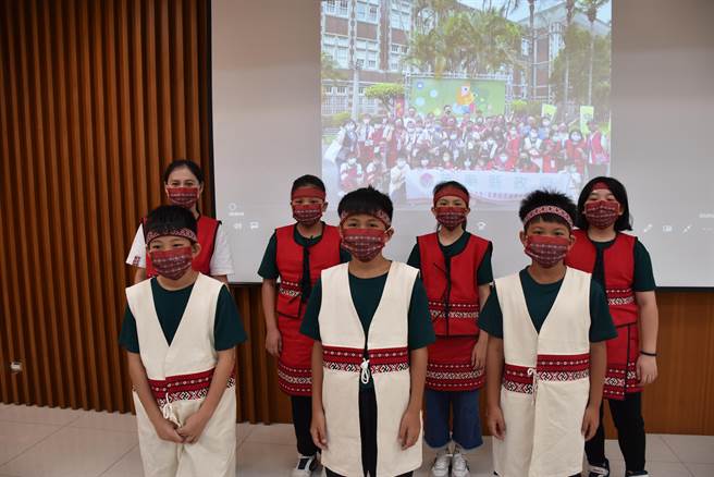 拿下全国濒危语别国小组亚军的东河国小战将。（谢明俊摄）