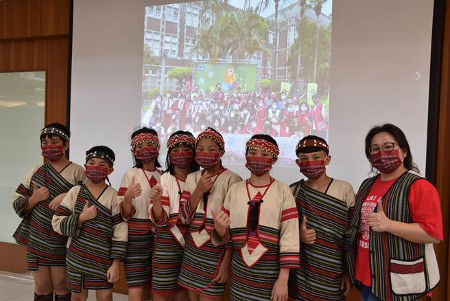 拿下全国一般语别国小组亚军的泰兴国小战将。（谢明俊摄）