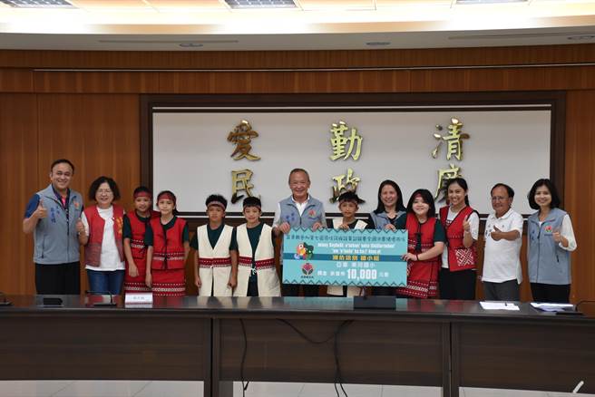 苗栗县长徐耀昌颁赠奖金给东河国小战将。（谢明俊摄）