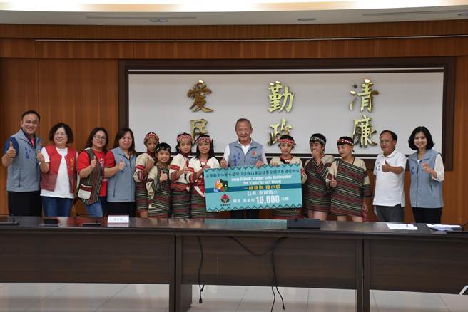 苗栗县长徐耀昌颁赠奖金给泰兴国小战将。（谢明俊摄）