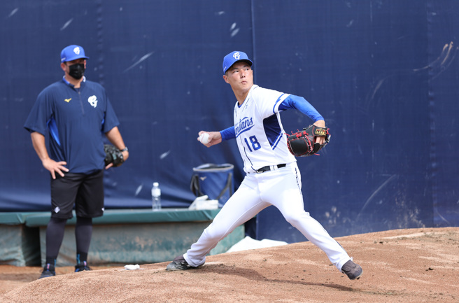 富邦悍將郭俊麟15日進牛棚練投 。（富邦悍將提供）
