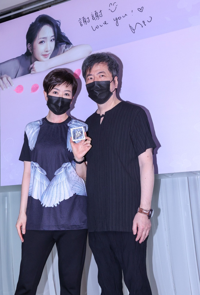 寇乃馨特别带礼物一对别针送给朱俐静，希望在天上飞翔开心歌唱。（罗永铭摄）