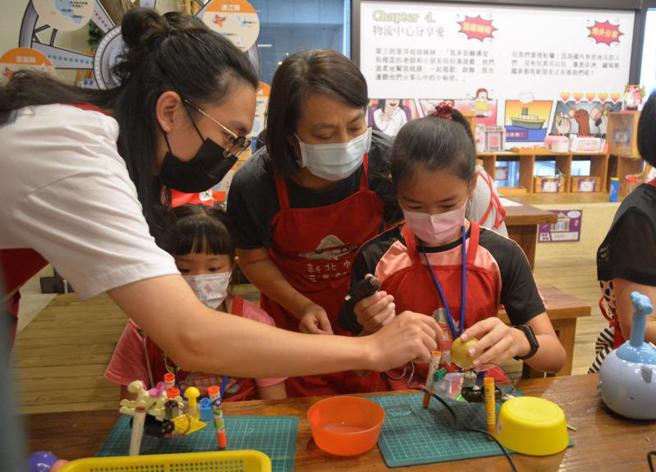 新北市社會局表示，玩具銀行今年特別開辦「玩具醫學院」系列課程夏令營，號召兒童體驗修復各式玩具，再將修好的玩具提供偏鄉及弱勢學童使用，培養孩子們愛物惜物的觀念。（圖/ 中央社）