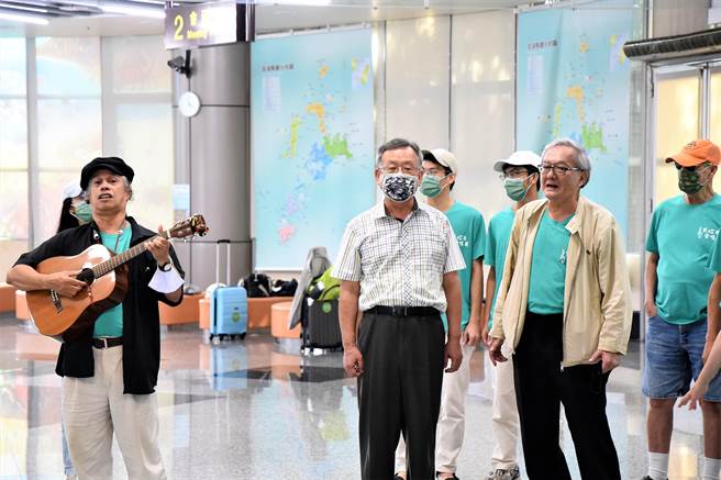 澎湖县长赖峰伟变身机场快闪族，与合唱团一起演唱澎湖颂，令搭机的民眾非常惊讶。（民眾提供）