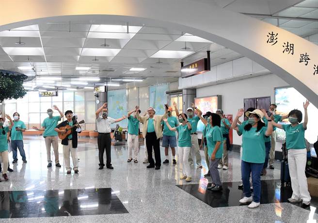 文化局16日在演艺厅举办澎湖颂20周年音乐会，将演唱作曲家郑智仁医生谱写的一系列歌曲，相信会带给听眾满满的大感动。（民眾提供）