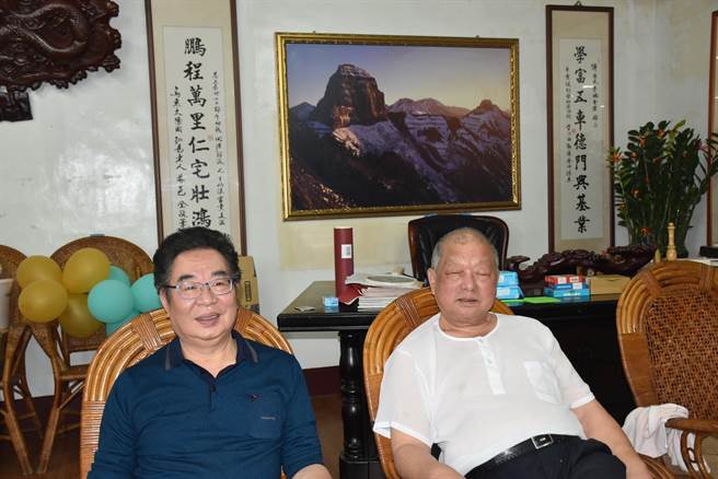 苗栗县老县长傅学鹏（右）不计得失全力支持谢福弘（左）。（谢明俊摄）