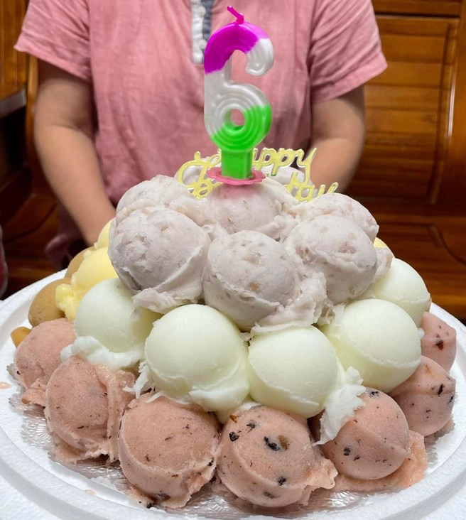 一名男網友分享，親友為兒子準備的叭噗冰淇淋蛋糕。（圖／翻攝自臉書社團爆廢公社公開版）