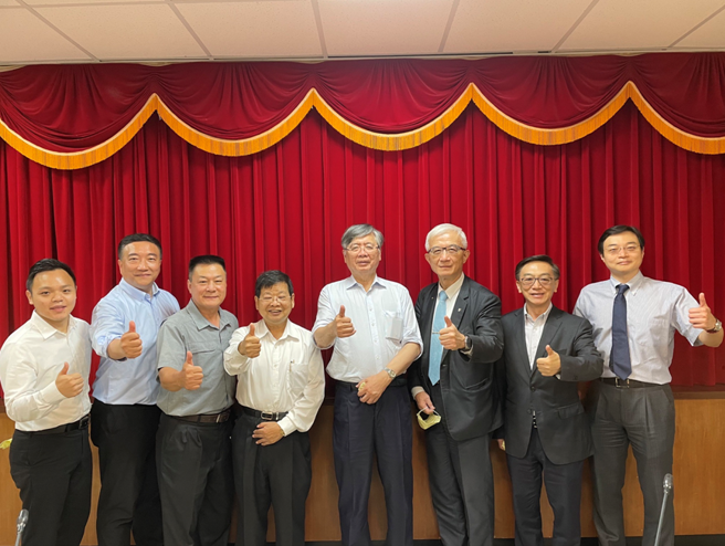 辅仁大学江汉声校长、谢邦昌副校长、陈宜民教授、刘伟伦主任与万泰科技张铭烈董事长、张嘉原总经理、骆业勋总经理、胡易昕协理等人签署合作意向书。(图/辅仁大学提供)