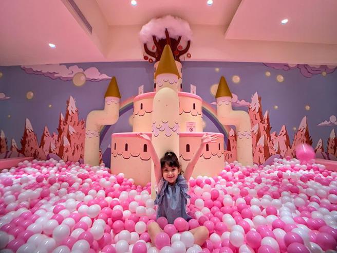 （和逸飯店台南西門館搶暑假親子住房商機，規畫有探險活寶糖果王國室內遊戲區，提供Switch、XBOX等遊戲租借還有夢幻好拍的泡泡球池。圖／和逸飯店台南西門館提供）
