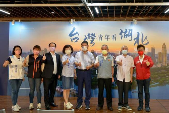 苗栗縣長徐耀昌15日上午參加台灣青年看湖北攝影展開幕式。（讀者提供／謝明俊苗栗傳真）