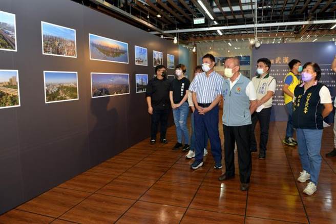 苗栗縣長徐耀昌15日上午參加台灣青年看湖北攝影展開幕式。（讀者提供／謝明俊苗栗傳真）