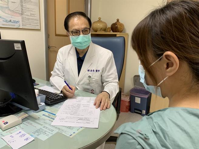 苗栗大千醫院醫療副院長謝為忠表示，染疫康復者整合門診結合多專科醫療，提供一站式服務。（大千醫院提供／謝明俊苗栗傳真）