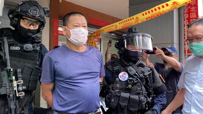 在南投縣草屯鎮犯下4死1重傷槍殺案的李鴻淵今天在台中市北屯區中清路1家養生會館落網。（張亦惠攝）