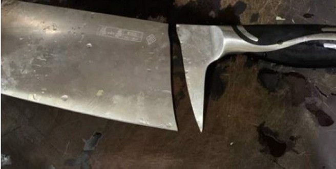 民眾购买的菜刀还用不到一年，拿来拍蒜头居然断成两截。（图／取自微博）