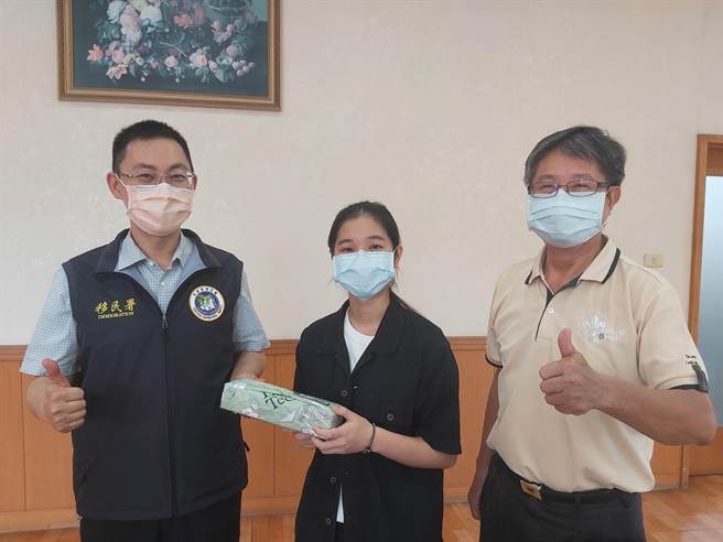 越南新二代许筱葳（中）录取清华大学电机系，在移民署「新住民及其子女筑梦计画」协助下，她计画以拥有中、英、越3语优势争取交换生一圆留学梦。（移民署提供／谢佳潾屏东传真）