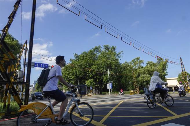 阿里山林铁北门车站旁忠孝路快车道平交道的传统升降式遮断机是最后一座。（黄子明摄）