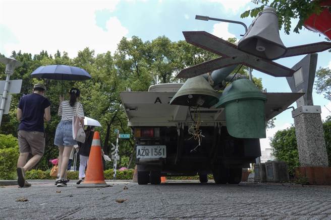 阿里山林铁日前将北门车站旁平交道双闪红灯警报号志更换为360环绕式号志，旧式灯号被工人拆下后放在货车准备运走。（黄子明摄）