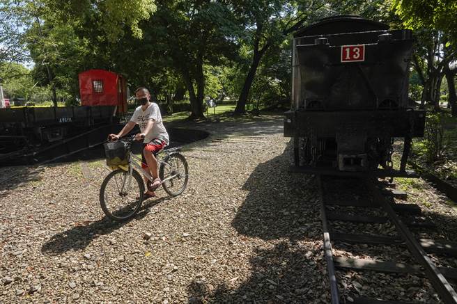 就读国二的黄裕倡有六、七年追火车经验，对于林铁车库园区内的各辆机关车歷史及其构造都瞭若指掌。（黄子明摄）