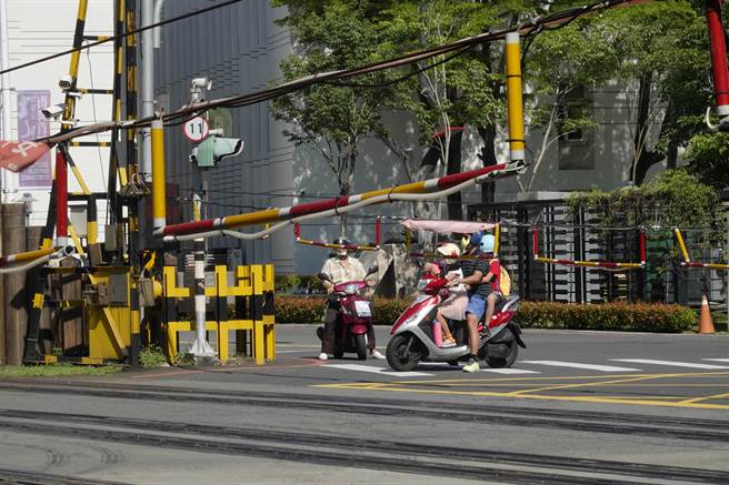  阿里山林铁北门车站旁平交道只保留快车道上最后升降式遮断机继续使用，也是最后一座升降式栅栏。（黄子明摄）