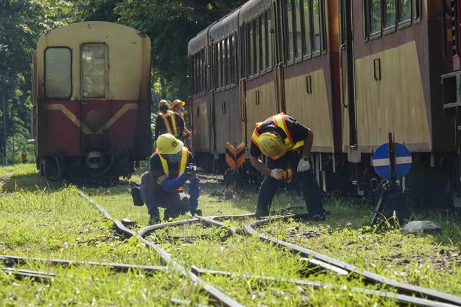 阿里山林铁工作人员在北门车站对即将出发的列车做最后检查。（黄子明摄）