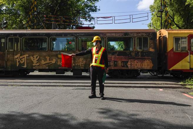 阿里山林铁日前更换北门车站旁平交道号志，工作人员在场执行交通管制。（黄子明摄）