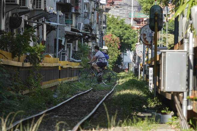 阿里山林铁在嘉义市区轨道紧邻民宅，成为城市特殊景观，也曾引发居民抗议噪音污染，让林铁面临极大困扰。（黄子明摄）