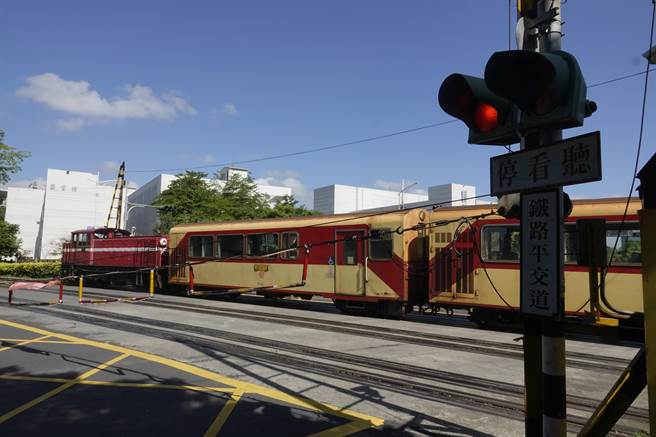 阿里山林铁北门车站旁平交道只保留快车道上最后升降式遮断机继续使用，警报号志仍沿用双闪红灯警报号志。（黄子明摄）
