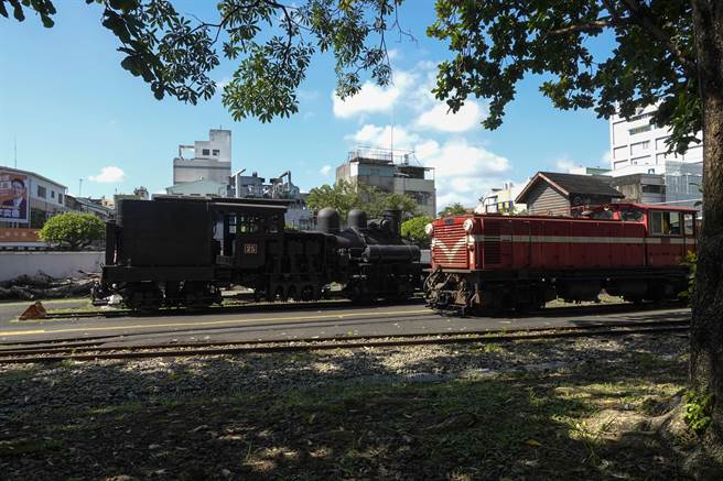 阿里山林铁在嘉义市区车库园区内停放许多不同时期的火车头。（黄子明摄）
