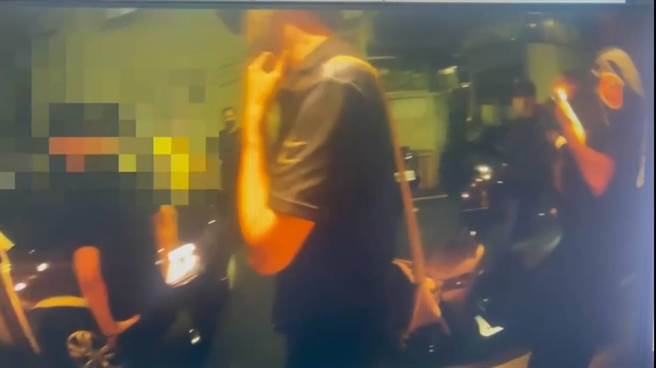 警方到歇业咖啡厅查访，赫然发现暗藏德州扑克地下赌场。(翻摄照片／林郁平台北传真）