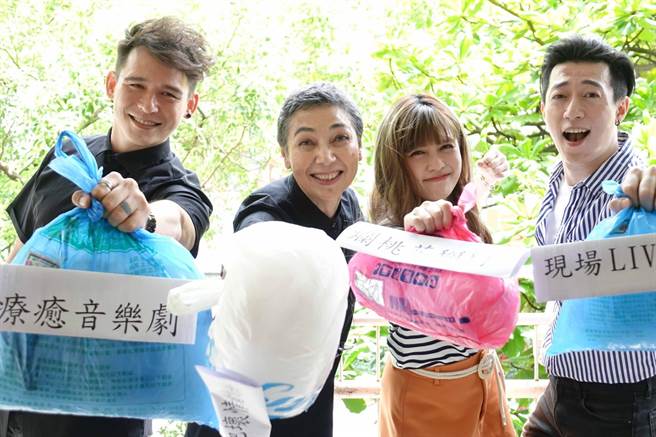 倪安东（左起）、赖佩霞、夏宇童、吕绍齐为音乐剧宣传。（全民大剧团提供）