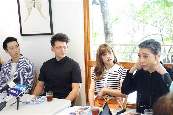 赖佩霞（右）分享彩排趣事。（全民大剧团提供）