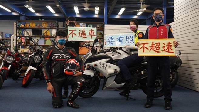 警方与重机业者合作，向年轻族群宣导安全驾驶观念。(翻摄照片／林郁平台北传真）
