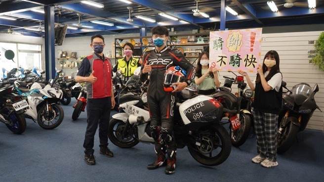 警方与重机业者合作，向年轻族群宣导安全驾驶观念。(翻摄照片／林郁平台北传真）