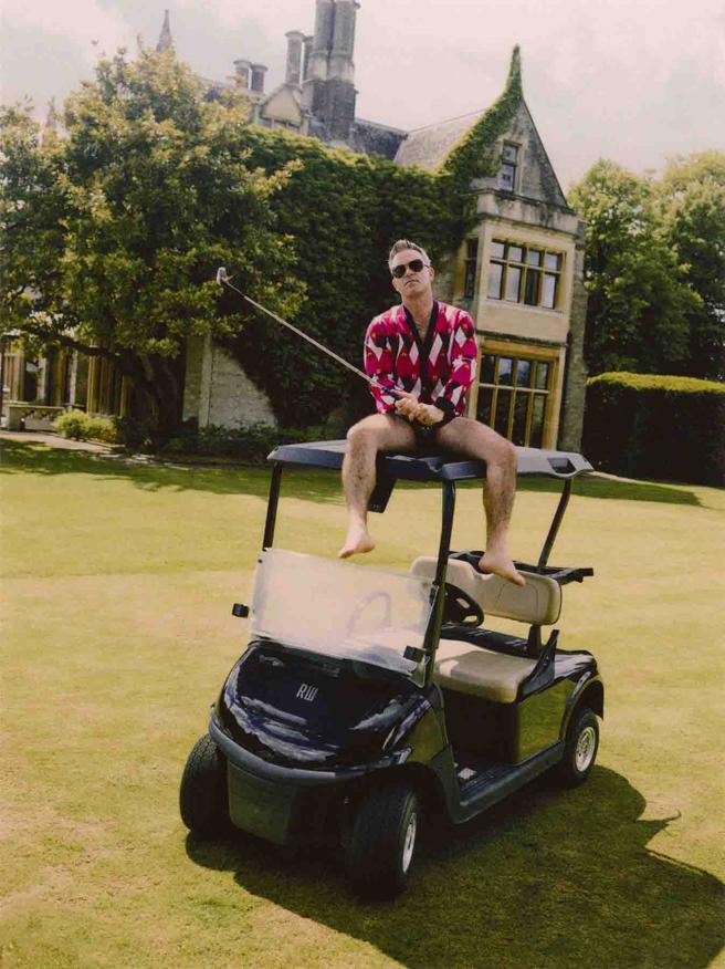 罗比威廉斯与瑞典品牌J.LINDEBERG 首携手推出 Argyle联名系列，展示出眾的时髦风格。（J.LINDEBERG 提供）