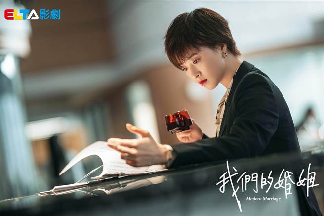 蒋欣霸气饰演投资公司副总裁。（爱尔达提供）