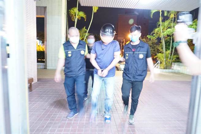 南投康建案主嫌李鴻淵，稍早從刑大移送至地檢署複訊，約傍晚9點左右抵達南投地檢署，李鴻淵一改囂張氣焰。（吳建輝攝）