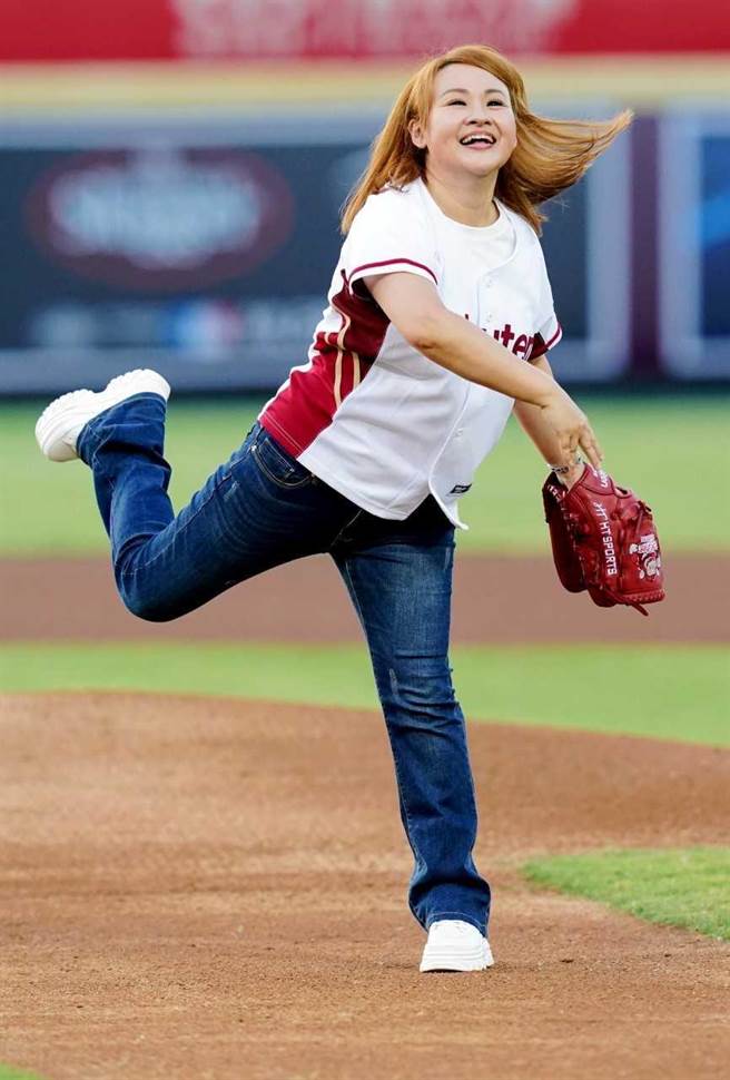 王志郁昨受邀为乐天桃猿赛前开球。（三立提供）