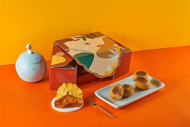 凯撒饭店连锁今年全新推出「月来月旺」双享礼盒，以台湾最受欢迎的伴手礼鳯梨酥、芒果酥相互搭配，8月31前享早鸟优惠价。（凯撒饭店提供）