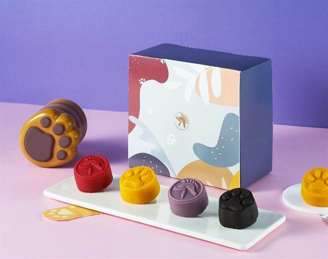 凯撒饭店连锁推出虎掌造型的「萌虎祁月」流芯礼盒，食用完毕后还可变身为办公桌上的万用收纳盒，既环保又疗癒。（凯撒饭店提供）