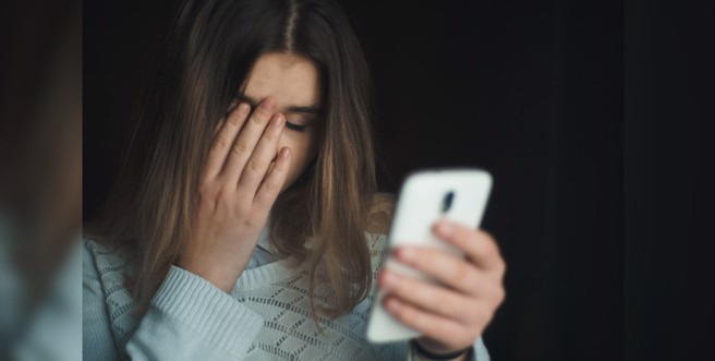 一名母親看到12歲兒子的女友傳來超露骨訊息，頓時驚慌失措，完全不知道該怎麼處理。（示意圖／shutterstock）