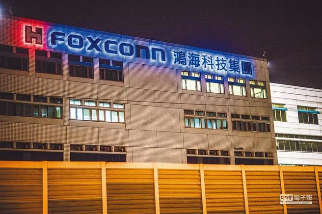 鴻海投資大陸半導體大廠紫光集團，卻未先向主管機關申報，經濟部投審會今確定違規，最高可開罰2500萬。(資料照)