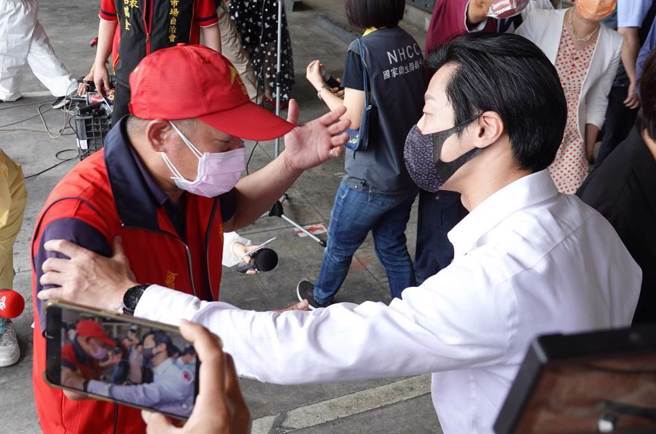 林昶佐去年在环南市场试图洗脸柯文哲，却没想到被市场自治会长林胜东(左)狠狠打脸。(图／本报资料照)