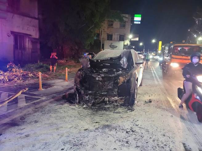 新北市八里區今(15)晚8點許，有輛休旅車原本在等紅燈，結果車頭竟不明原因冒煙起火，所幸及時撲滅，駕駛與乘坐的老父親也順利逃離，沒有造成人員傷亡。(蘆洲警分局提供)