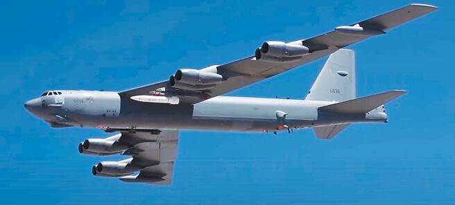 美国空军于2019年6月在B-52上进行AGM-183A高超音速空中发射快速反应武器 (ARRW) 飞行测试。（摘自美国空军官网）