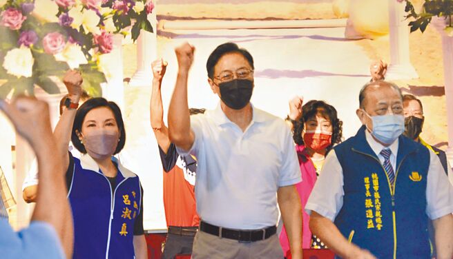 国民党桃园市长参选人张善政（中）14日出席张氏宗亲联谊会，与会民眾高喊「冻蒜」，气氛火热。（赖佑维摄）