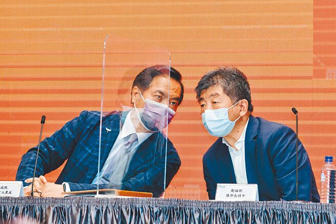 民进党徵召卫福部长陈时中（右）为参选台北市长于14日请辞，针对卫福部长、指挥中心指挥官接任或代理人选，行政院发言人罗秉成（左）表示，待人事作业程序完成，会公布职务人选及交接时间。(郭吉铨摄)