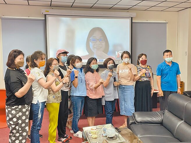 高雄市长参选人柯志恩称高市霸凌成案数在六都中「一枝独秀」，高市府教育局长谢文斌批柯志恩「倒果为因」，柯志恩14日分别在记者会、脸书两度反击。（洪浩轩摄）