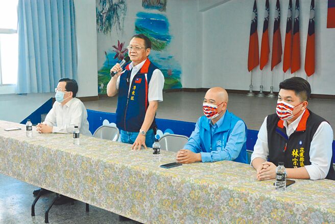 花莲县议员李秋旺（左二）14日大动作宣布争取提名参选花莲市长，退选市长改选议员的林宗昆（右一）、吴东升（右二）及党部主委张逸华（左）陪同出席。（王志伟摄）