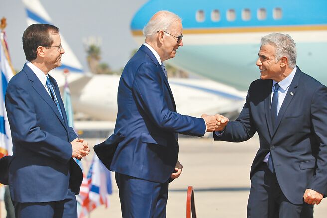 2022年7月13日，以色列总统赫尔佐格（左）和以色列总理拉皮德（右）在机场欢迎美国总统拜登（中）。（新华社）